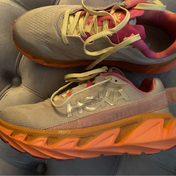HOKAS SIZE 8.5 ATHLETIC SNEAKERS ORANGE AND BEIGE